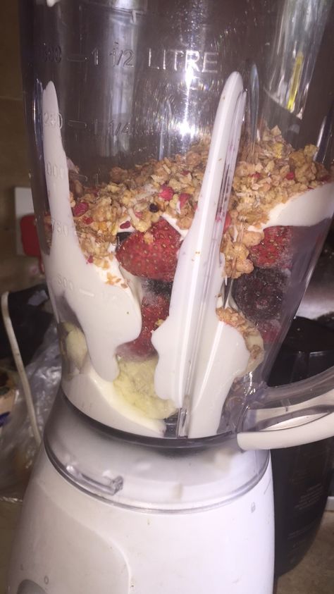 I've been really loving smoothies lately! This one I made yesterday has 2x bananas 2x good handfuls of frozen berries 1x cup of oats 1x cup of greek yoghurt Almond milk to the consistency you would like! What I put together made two smoothies! Let me know any recipes you love!❤️ Tumblr Food, Gourmet Breakfast, Frozen Berries, Delicacy Food, Snap Food, Instagram Food, Food Snapchat, Projects Ideas, Food Cravings