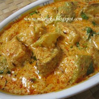 Kashmiri Recipes, Yogurt Curry, Indian Vegetarian Recipes, Indian Recipes Authentic, Indian Veg Recipes, Veg Curry, Veg Dishes, Desi Food, India Food