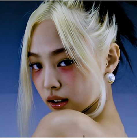 Jennie Kim How you like that pre realese teaser Grunge Portraits, Jennie Blonde, Blonde Streaks, Makeup Hacks Beauty Secrets, Hair Streaks, Beauty Makeup Tips, Jennie Kim, Grunge Hair, 가을 패션