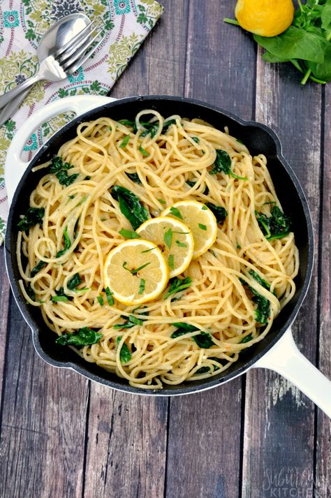 Easy Lemon Garlic Pasta - A Tasty Lemon Spaghetti Recipe Garlic Pasta Recipe, Garlic Chicken Pasta, Lemon Spaghetti, Lemon Garlic Pasta, Garlic Pasta, Lemon Pasta, Spinach Pasta, Perfect Pasta, Spaghetti Recipes