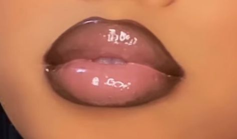 Makeup Inspo Lips, Dark Outlined Lips, Brown Lipliner 90s, Lip Looks Black Women, Lipliner And Lipgloss Combos, Dark Lip Liner And Gloss, Big Lips Aesthetic, Y2k Lips, Lip Combo For Brown Skin