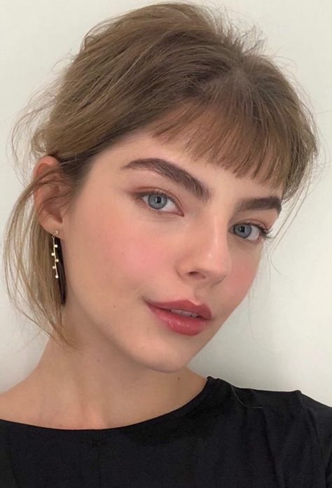 🧹She hated receiving this bang-cut, but loves wearing bangs✂️ Above Eyebrow Bangs, Eyebrow Bangs, Bob Hairstyle Ideas, Hairstyles List, Color Rubio, Long Hair Tips, Shot Hair Styles, Hair Affair, Shades Of Blonde