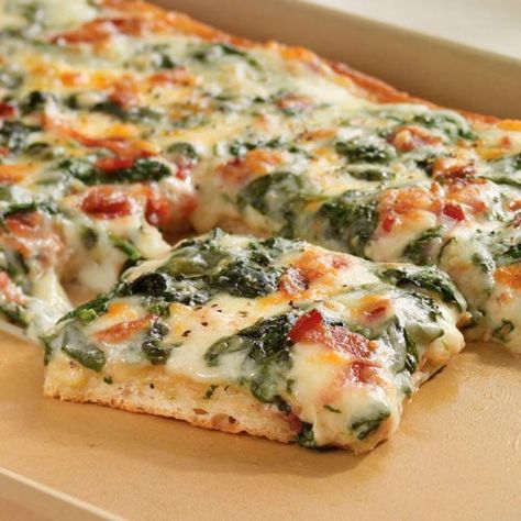 Chicken Carbonara Pizza, Pampered Chef Appetizers, Spinach Carbonara, Carbonara Pizza, Cheese Crust Pizza, Pasta With Alfredo Sauce, Spinach Pizza, Large Bar, Fingerfood Party