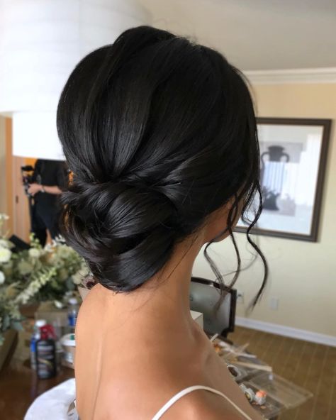 Coa on Instagram: “Simple and elegant updo with textures 🍀 It is hard to show textures on black hair, but we need that to make it look more fun😍  #wedding…” Chignon Simple, Black Hair Updo Hairstyles, Black Wedding Hairstyles, Bridal Hair Updo, Veil Hairstyles, Low Bun, Elegant Updo, Wedding Hairstyles Updo, Penteado Cabelo Curto