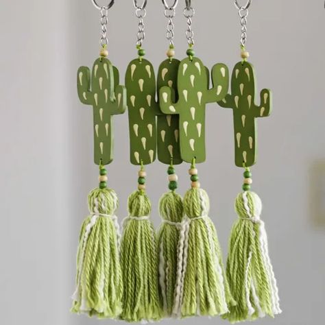 10 Llaveros Souvenirs Cactus O Llamas Con Borla. Artesanal. - $ 1.800,00 en Mercado Libre Cactus Crafts, Diy Souvenirs, Souvenir Ideas, Cactus Ceramic, Felt Keychain, Tassel Crafts, Cadeau Parents, Cactus Diy, Cactus Art