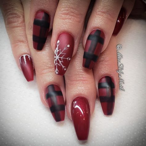 Plaid design done with black glass gel and hand painted snowflakes! For more nail art, check out my Instagram!! Flannel Nail Art, Plaid Nails Christmas, Buffalo Plaid Nails, Best Christmas Nails, Nails Plaid, Painted Snowflakes, Pedicure Design, Silhouette Nails, Plaid Nail Designs