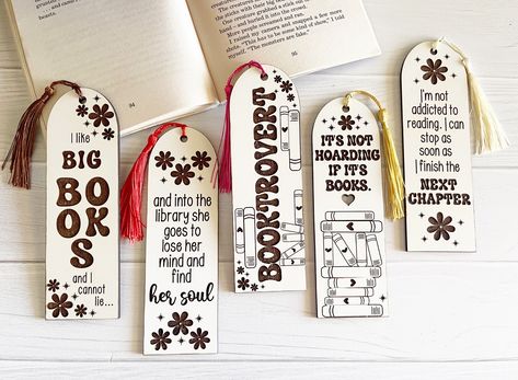 Add a touch of humor to your reading experience with these fun and funny bookmarks. The set includes 5 bookmarks that are laser engraved on beautiful matte white wood. Each bookmark measures 6.5 x 2 inches and comes with a colored tassel that is randomly selected. The unique quotes on each bookmark make them stand out and add a touch of personality to your reading. These bookmarks are perfect for gift giving to your favorite book lover this holiday season. The matte white wood used for the bookm Book Quote Bookmarks, Bookmark Ideas Funny, Funny Book Mark Ideas, Book Lover Cricut Ideas, Funny Bookmark Quotes, Sarcastic Bookmarks, Bookmark Quotes Funny, Stardust Book, Book Lover Quotes