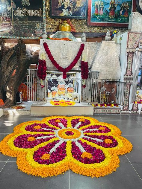 Muggu With Flowers, Genda Phool Rangoli, Phool Rangoli Designs, Rangoli With Flowers Petals, Rangoli Using Flowers, Rangoli Designs With Flowers Petals, Unique Rangoli Designs Beautiful Diwali, Petals Rangoli, Onam Pookalam Design