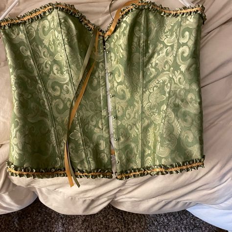 Beautiful Corset Never Worn. Great For St. Patrick’s Day Corset Verde, Corset Stays, Beautiful Corset, Amazon Tops, Corduroy Top, Green Corset, Corset Tops, Crop Top And Leggings, Strapless Bustier