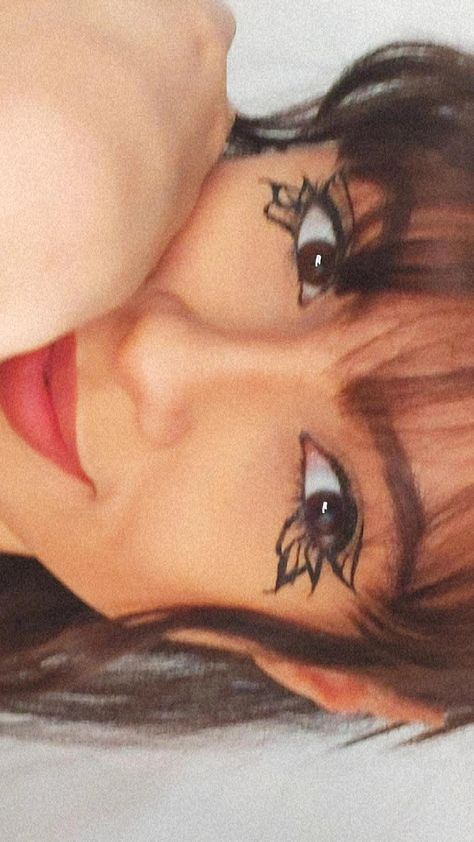 Extra Eye Makeup, Butterfly Graphic Eyeliner, Halloween Eyeliner Hooded Eyes, White Butterfly Eyeliner, Butterfly Eyeliner Hooded Eyes, Butterfly Eyeliner Simple, Simple Graphic Eyeliner Ideas, Easy Butterfly Eyeliner, Butterfly Graphic Liner