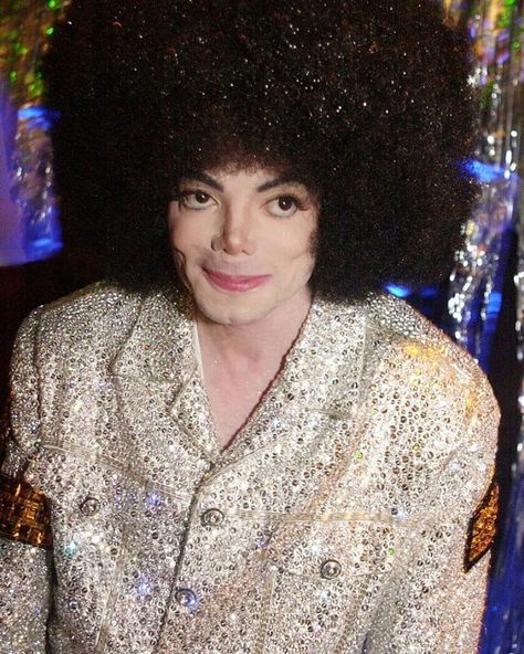 On May 17, 2003 Michael Jackson, wearing a beaded jacket and an afro wig, attended a 70s retro bash at the Miami Forge Nightclub in honor of the 70th birthday if the owner, Alvin Malnik Michael Jackson Funny Face, Michael Jackson Funny, Chris Tucker, Michael Jackson Wallpaper, Michael Jackson Rare, Photos Of Michael Jackson, 70s Party, Michael Jackson Smile, Michael Love