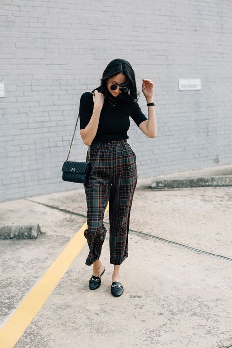 Fashion blogger Lilly Beltran wearing Top shop check peg trousers for a casual office outfit idea. Office Outfits For Ladies, Peg Trousers, Casual Office Wear, Office Casual Outfit, Office Outfit, Elegante Casual, Plaid Pants, Work Wardrobe, Office Casual