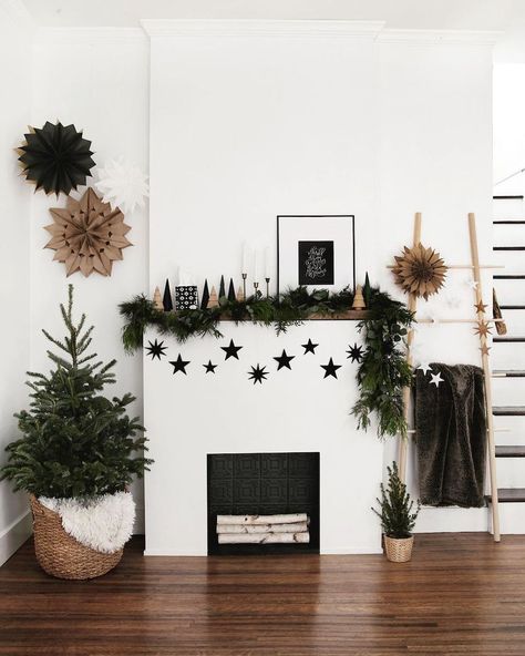 Diy Paper Bag, Holiday Living Room, Holiday Planter, Minimal Christmas, Christmas Mantel Decorations, Simple Christmas Tree, Christmas Mantels, Mantel Decorations, Modern Holiday