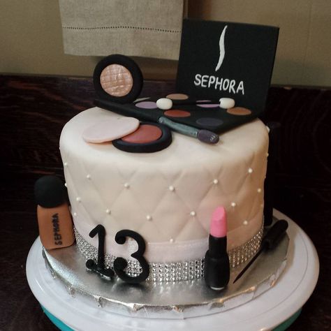 Makeup Cake Makeup artist daughter's 13th. All makeup is hand crafted no molds all edible Artist Birthday Cake, Makeup Birthday Cakes, Edible Makeup, Cake Makeup, Makeup Cake, Makeup Themes, Artist Cake, Artist Birthday, Make Up Cake