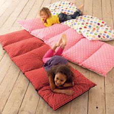 sew five pillowcases together, insert pillows, and make floor cushions! add snap buttons so the pillows stay put Diy Sy, Pillow Mattress, Baby Diy, Creation Couture, Diy Couture, Clever Diy, Kids' Room, Diy Projects To Try, Floor Cushions