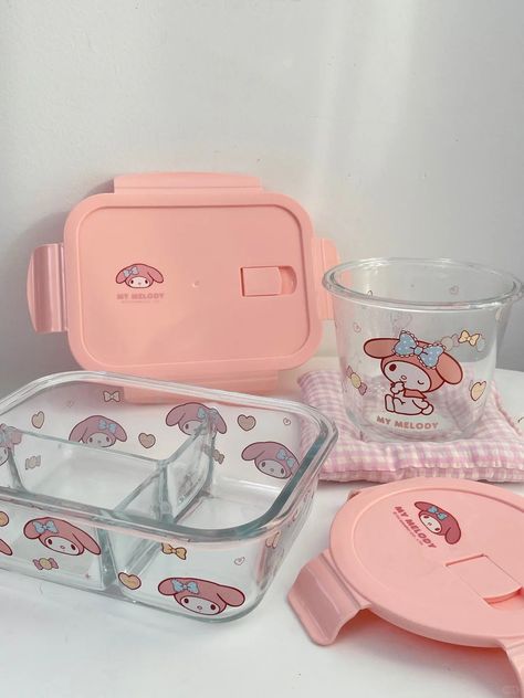 Cute Transparent Glass Lunch Box This adorable transparent glass lunch box is perfect for carrying your lunch in style. Its cute design adds a touch of charm to your meals, while the transparent glass allows you to see your food and makes for easy cleaning. Say goodbye to boring lunch boxes, and hello to cuteness! Cute Tupperware Aesthetic, Glass Lunch Containers, Lunch Box With Compartments, Lunch Box Containers, Bento Lunch, Lunch Boxes, My Melody, Soup Bowl, Tupperware