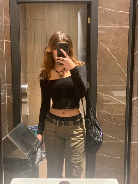 Mirror Selfie Poses Fit Check, Standing Mirror Selfie Poses, Body Check Mirror Selfie, Mirror Selfie Full Body Poses, Mirror Selfie Drawing Reference, Mirror Selfie Body Poses, Full Body Mirror Pics, Woman Mirror Selfie, Full Body Mirror Selfie