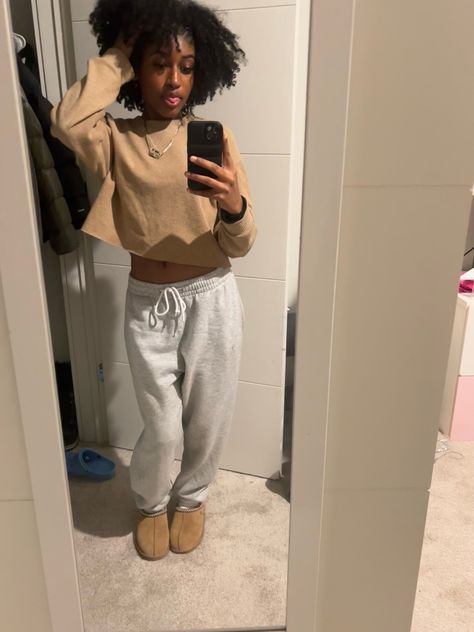 Black Sweatpants Outfit Fall, Cropped Crewneck Outfit, Brown And Grey Outfit, Brown Sweatpants Outfits, Outfits With Grey Sweatpants, Grey Sweats Outfit, Sweatpants Outfit Fall, Natural Hair Brown, Brown Hoodie Outfit