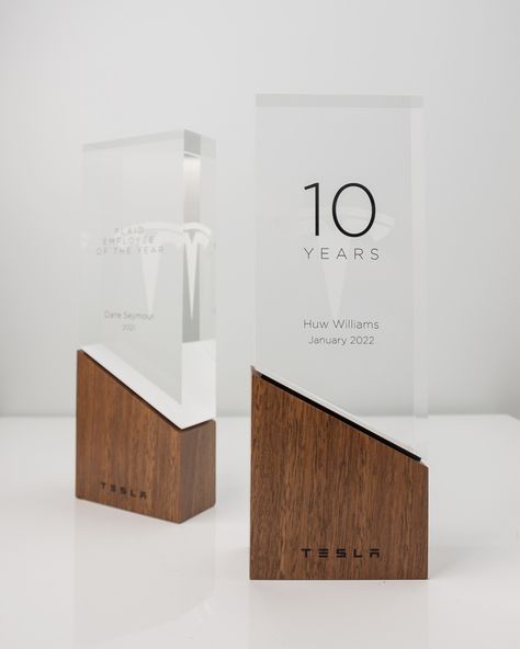 Award Plaque Design Ideas, Plaque Design Ideas, Trophy Design Ideas, Minimal Logos Inspiration, Wooden Award, Acrylic Trophy, Award Plaques, Plaque Design, Award Ideas