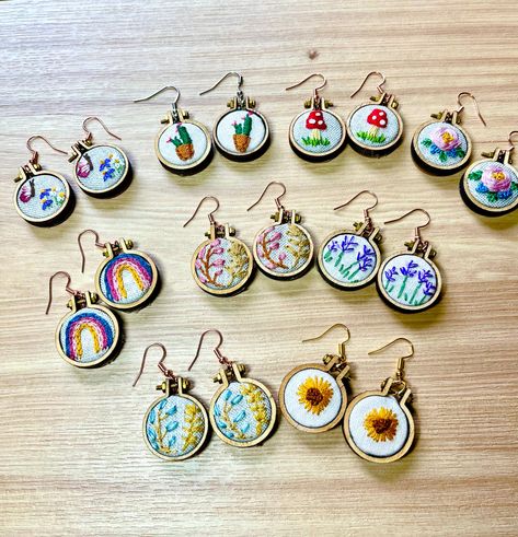 Tiny Hoop Embroidery, Cute Mini Embroidery, Mini Embroidery Hoop Ideas, Embroider Earrings, Embroided Earrings, Tiny Embroidery Ideas, Mini Embroidery Patterns, Diy Embroidery Earrings, Micro Embroidery