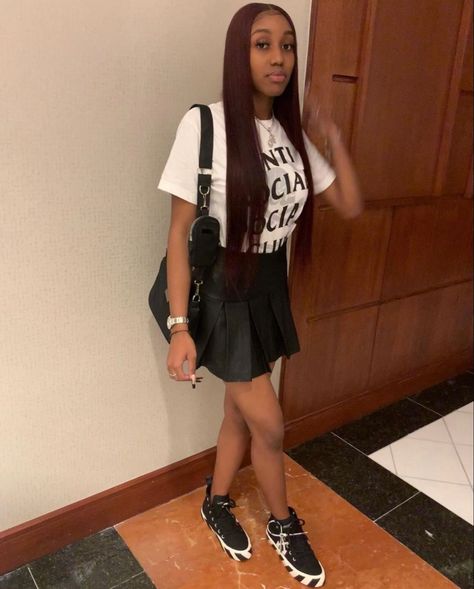 Kelis Fashion, Black Skater Skirt Outfit, Mini Skirt Graphic Tee Outfit Black Women, Vulcanized Sneakers, Skater Skirt Outfit, Daughter Style, Cute Date Night Outfits, Thing About Me, White Sneakers Outfit