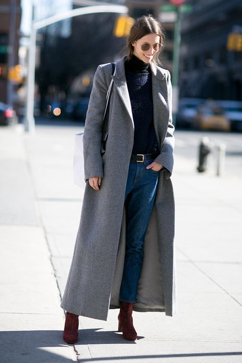 Outfit Ideas: How to Wear Oversized Sweaters Without Looking Sloppy - theFashionSpot Oversized Coat Outfit, Grey Coat Outfit, Mantel Outfit, Long Grey Coat, Oversized Sweater Outfit, Look Legging, Gray Coat, Long Coat Jacket, Model Street Style