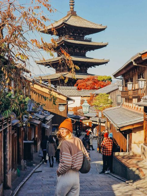 This 2 day Kyoto itinerary helps you maximise your time in Kyoto, visit all the must see spots in Kyoto and includes hotel and food recommendations to make the most of your trip! | 2 day itinerary kyoto | two day itinerary kyoto | kyoto two days itinerary | kyoto travel itinerary | kyoto japan itinerary | kyoto travel guide | best things to do in kyoto | kyoto best places | kyoto 2 days itinerary | 2 days in kyoto japan | kyoto two day itinerary | 2 day in kyoto | what to do in kyoto Kyoto Gion District, Kyoto Japan Outfit, Kyoto Pictures Ideas, Kyoto Instagram Pictures, Japan Photoshoot Ideas, Japan Spring Outfit Cherry Blossoms, Kyoto Photo Ideas, Japan Poses Photo Ideas, Japanese Photography Aesthetic