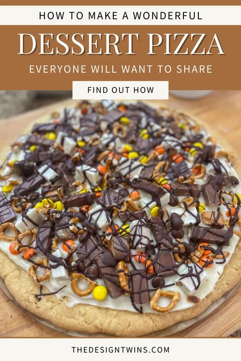 Candy Pizza Cookie, Cookie Dough Pizza Recipe, Sugar Cookie Pizza Recipe, Sweet Pizza Desserts, Recipes With Sugar Cookie Dough, Pillsbury Sugar Cookie Dough Recipes, Candy Pizza Recipe, Cookie Crust Dessert, Desert Pizza