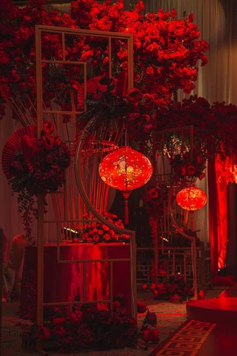 Chinese Lantern Wedding Decor, Red Table Decorations, East Meets West Wedding, Chinese Engagement, Asian Wedding Ideas, Tea Ceremony Wedding, Modern Chinese Wedding, Wedding Walkway, Vampire Wedding