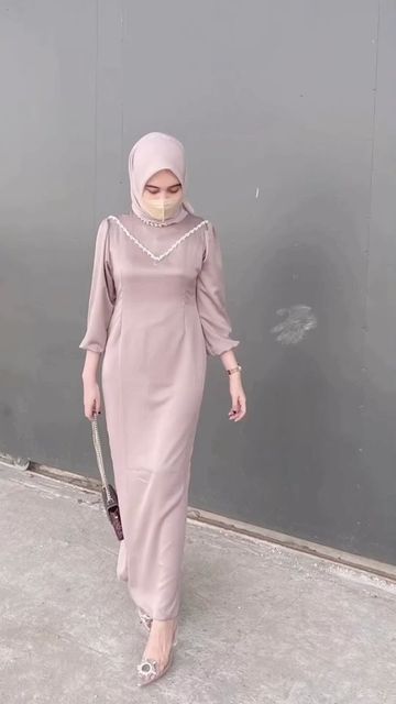 tante shopee on Instagram: "Rekomendasi dress kondangan yg simpel tp elegan , asli ini baguss polll 😍⁣ ✨Dress ➡️ Link di bio no 216⁣ ⁣ #dress #dresskondangan #dresspanjang #dresskekinian #dressmuslimahmodern #dressmuslimahmurah #dresskombinasi #dresspestamurah #dressbrukat #dresshijab #dresssyari #dressmaroon #mididress #dresscasual #dresskatun #longdressmurah #maxidress #vneckdress #overall #dressduyung #skirt #dresses #bahanscubatebal" Baju Kondangan Hijab Modern Simple, Dress Kondangan Hijab Simple, Dress Kondangan Simple, Dress Kondangan Modern, Braidsmaid Hijab Style, Dress Kondangan Hijab, Model Baju Bridesmaid, Outfit Ideas Muslim, Lebaran Outfit