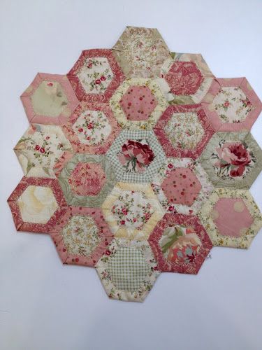 Happy Appliquer: Quilt As You Go Hexagon Tutorial Hexagon Quilt Ideas, Patchwork Hexagonal, Hexagon Quilt Tutorial, Hexagon Quilting, Hexie Quilts Patterns, Hexagon Table, Hexagon Quilt Pattern, Hexagon Patchwork, Hexagon Quilts