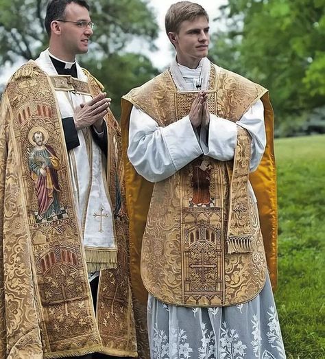 Catholic Vestments, Pope Pius X, Liturgical Vestments, Rome Vatican, Traditional Catholicism, Catholic Altar, Catholic Pictures, Latin Mass, Traditional Paint