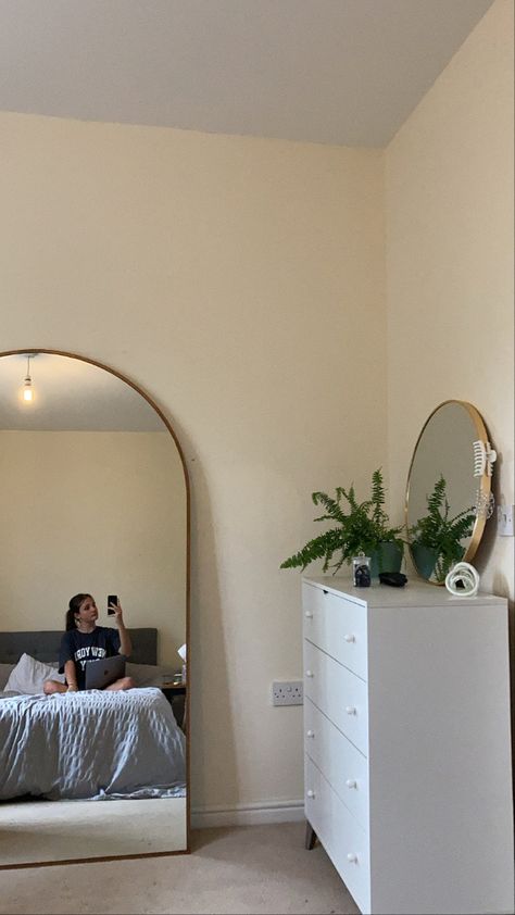 beautiful round, big mirrors in an aesthetic minimal room Diy Big Mirror, Minimal Room Ideas, Big Mirror In Bedroom, Minimal Room Decor, Mirror Minimalist, Minimal Room, Minimal Bedroom, Teen Style, Aesthetic Diy