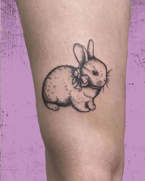 Lil baby bunny for @catalinaa.d.f 🐇💖💅🏽 Gracias ami 💕 📍Done at @_.thekeller ❤️‍🔥 #berlintattoo #bunnytattoo Whimsical Bunny Tattoo, American Traditional Bunny Tattoo, Traditional Bunny Tattoo, Tattoo Prints, Bunny Tattoo, Bunny Tattoos, Rabbit Tattoos, Baby Bunny, D F