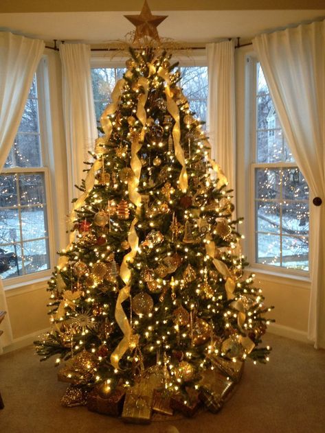 Use metallic accents with white lights and elegant ornaments for a sophisticated touch. Yellow Christmas Aesthetic, Yellow Christmas Tree Decorations, Gold Christmas Aesthetic, Gold Christmas Tree Theme, Yellow Christmas Tree, Crismas Tree, Corner Christmas Tree, Christmas Tree Yellow, Golden Christmas Tree