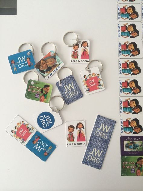 Chaveiro jw! Jw International Convention Gifts Ideas, Convention Gift Ideas, Diy Gifts Friends, Jw Gifts Diy, Caleb Y Sophia, Pioneer School Gifts Jw, Caleb And Sophia, Jw Convention Gifts, Pioneer School Gifts