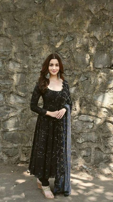 Black Anarkali Dress, डिजाइनर कपड़े, Black Anarkali, Churidar Designs, Anarkali Dress Pattern, Fancy Sarees Party Wear, Desi Fashion Casual, Long Dress Design, Beautiful Pakistani Dresses