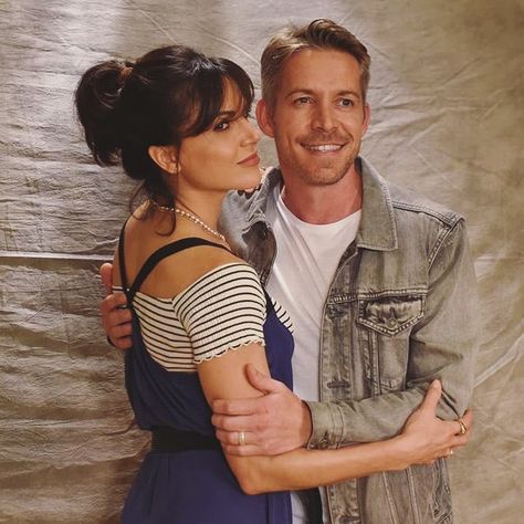 Regina Mills And Robin Hood! 💜 OutlawQueen! 💛💘 They are so Beautiful, love Them so much!!!! ❤️❤️ I ship Them because they are so Cute… Regina Mills And Robin Hood, Robin And Regina, Robin Photos, Regina And Emma, Sean Maguire, Ouat Cast, Dynamic Duos, Regina Mills, Aladdin And Jasmine