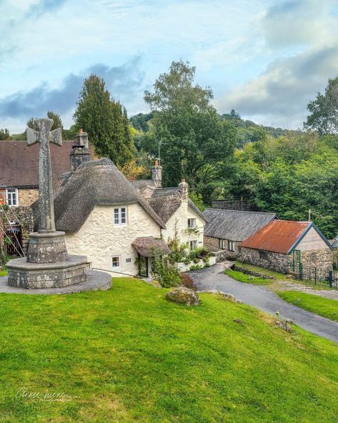 Lustleigh on Dartmoor, Devon🍁🍃 British Cottage, Cotswolds England, Genius Loci, Thatched Cottage, Village Life, Devon, Jigsaw Puzzle, Fall Colors, Beautiful Places