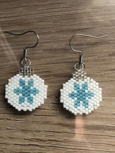 Let it snow, Let it snow, let it snow...from your ears this holiday season! Brick Stitch Christmas Ornaments, Small Brick Stitch Earrings, Valentines Beaded Earrings, Brick Stitch Christmas Earrings, Holiday Earrings Diy, Holiday Beaded Jewelry, Seed Bead Christmas, Beaded Christmas Earrings, Christmas Beaded Earrings