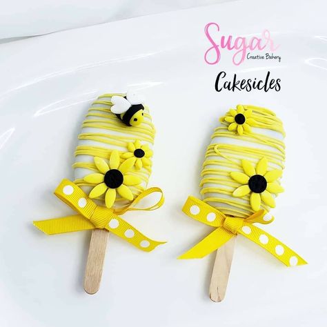 Bee 🐝 themed cakesicles #sugarcreativebakery Sunflower Cakesicles, Bee Cakesicles, Spring Cakesicles, Rice Krispies Pops, Sunflower Birthday Cakes, Fun Cake Pops, Popsicles Cake, Happy Birthday Decor, Bee Cakes