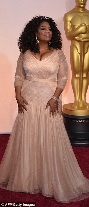 Classy: Wearing a pale peach dress, Oprah had a classic look with tulle and satin layers of fabric Plus Size Red Carpet, Peach Dress, The Oscars, African Design Dresses, Mom Dress, On The Red Carpet, Oprah Winfrey, Academy Awards, Red Carpet Looks