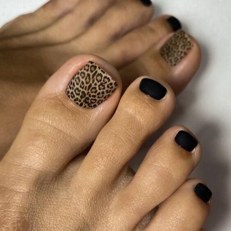 This leopard-inspired design combines timeless black with striking leopard spots, crafting a blend of sophistication and boldness. Ideal for individuals seeking to infuse a hint of the wild into their style while exuding an aura of refinement. Black Toenail Designs, Leopard Pedicure, Chic Pedicure, Black Pedicure, Black Toe Nails, Summer Nails Colors Designs, Toenail Designs, Nude Polish, Pedicure Ideas