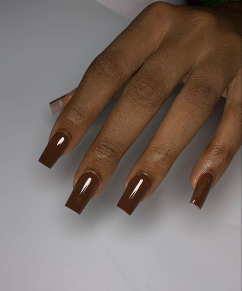 Square Nails For Dark Skin, Plain Short Nails Dark Skin, Short Cute Nails Black Women Brown, Plain Brown Nails Acrylic, Short Acrylic Plain Nails, Nail Colors Neutral Classy, Brown Nails For Dark Skin, Nails Ideas For Dark Hands, Plain Classy Nails