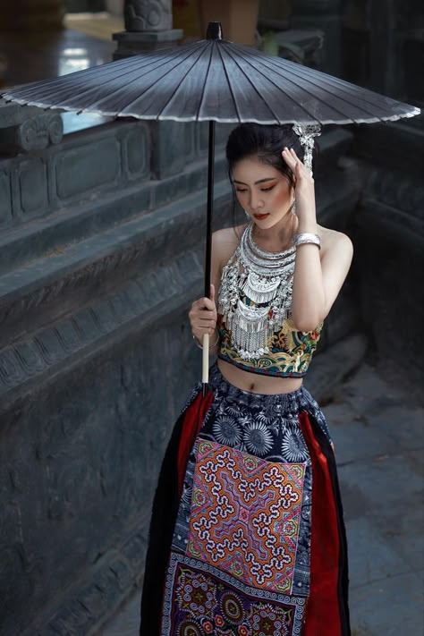 Hmong Fashion, Fashion Show Themes, Paj Ntaub, Hmong Clothes, Gala Outfit, Chinese Hair, Folk Fashion, Chinese Clothing, Traditional Fashion