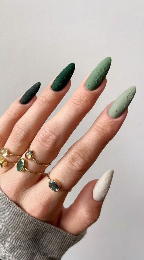 Matte Green Nails, Green Christmas Nails, Festive Holiday Nails, Dark Green Nails, Holiday Nail Designs, Snowflake Nails, Christmas Nails Acrylic, Nails 2021, White Nail