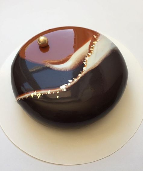 Chocolate Hacks, Chocolate Mirror Glaze, Glaze Cake, Dessert Cups Recipes, Glaze For Cake, Mirror Glaze Cake, Mirror Cake, Beautiful Cake Designs, Mirror Glaze