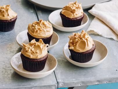 Chocolate Cupcakes and Peanut Butter Icing Peanut Butter Icing Recipe, Butter Icing Recipe, Chocolate Cupcakes With Peanut Butter, Cupcakes With Peanut Butter Frosting, Cupcake Topping, Ina Garden, Peanut Butter Icing, Peanut Butter Cupcakes, Butter Icing