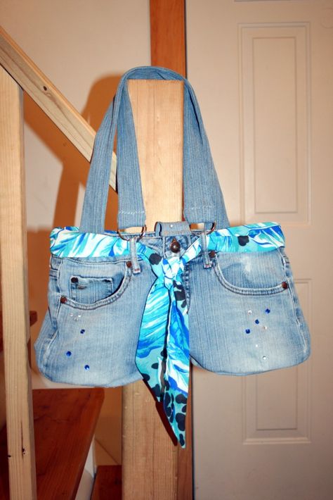 Tutorial about how to make this bag from your old jeans Jean Purses Diy, Denim Purse Diy, Diy Jean Purse, Purses Diy, Diy Jean Bag, Denim Jeans Ideas, How To Make Jeans, Blue Jean Purses, Recycled Jeans Bag