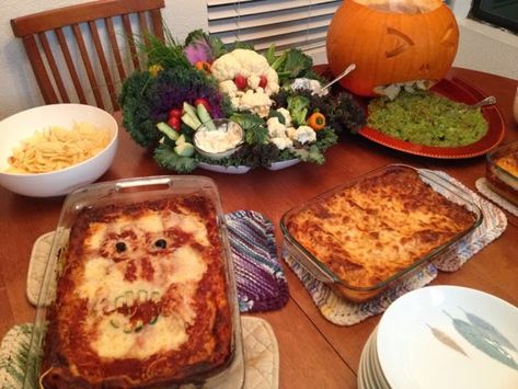 BRICK STAR: CREEPY Food - My Halloween Skull and Scary Lasagnas Halloween Lasagna, Halloween Meals, Halloween Sweet Treats, Creepy Food, Vegan Pregnancy, Halloween Menu, Halloween Foods, Scary Face, Vegan Kids